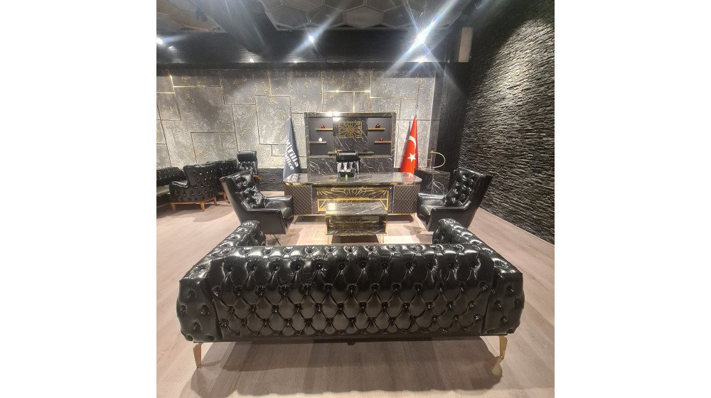 Siyah mermer desenli ve parlak altın metal detaylı Ultra Lüks yönetici masa takımı, kapitoneli Chester deri koltuklar ile birlikte lüks ofis ortamında sergileniyor.